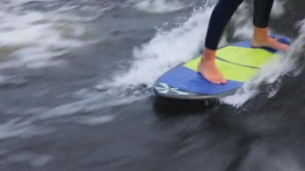 Босоногий чоловік прокидається професійно на високій швидкості в морі — стокове відео