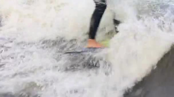 Hombre wakesurfs profesionalmente a alta velocidad utilizando tabla de surf — Vídeos de Stock