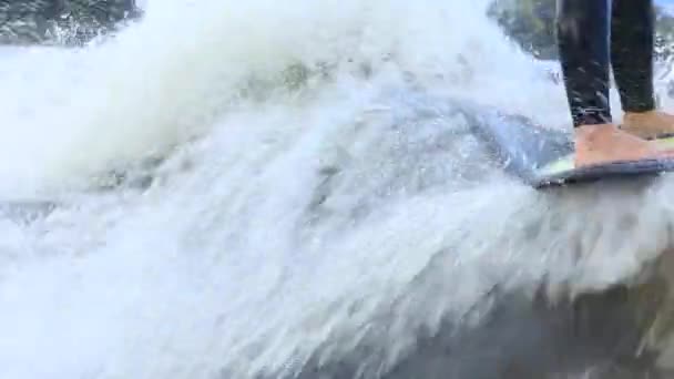 Sportowiec budzi się używając deski surfingowej wśród fal na rzece — Wideo stockowe
