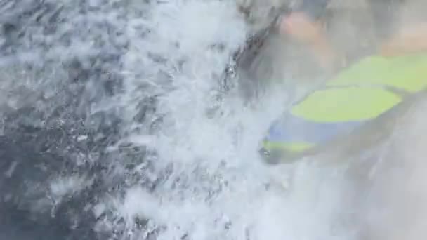 Jinete wakesurfs entre las olas altas tocando el agua con la mano — Vídeos de Stock