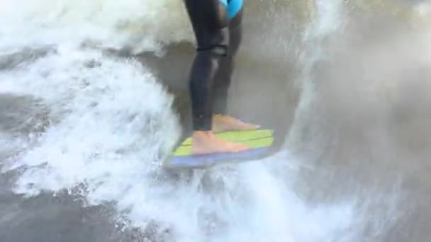 Sportivo wakesurf esecuzione acrobazie tra le onde schiumose — Video Stock