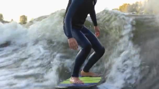 Fuerte hombre wakesurfs profesionalmente entre barco alto rastro — Vídeo de stock