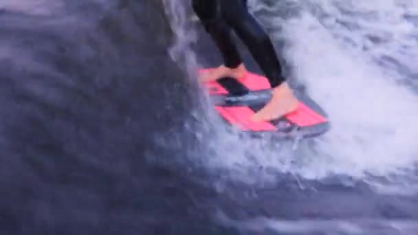 Άνδρας Μπλε Μαγιό Neoprene Εκτελεί Ακροβατικά Wakesurfing Υψηλή Ταχύτητα Μετά — Αρχείο Βίντεο