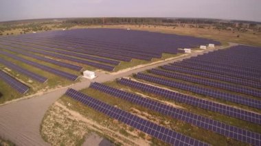 Kırsal istasyon çiftliğindeki güneş panelleri arasındaki yol