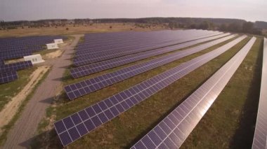 Alandaki elektrik santralinde güneş panelleri inşa edildi.