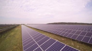 Güneş panelleri kırsal kesimde temiz yenilenebilir enerji sağlar