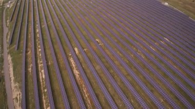 Uzun sıra solarcell istasyonda yenilenebilir enerji üretir