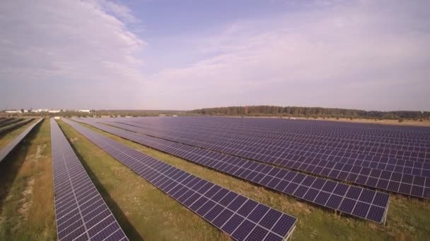 Fileiras de painéis solares produzem energia limpa na subestação — Vídeo de Stock