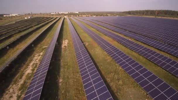 Электростанция с солнечными батареями, обеспечивающими чистую энергию — стоковое видео