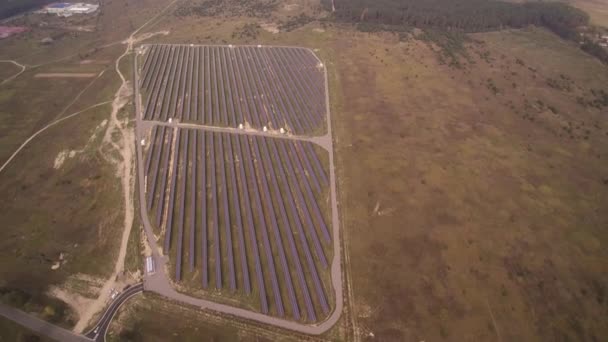 Stazione solare con pannelli solari che producono elettricità pulita — Video Stock