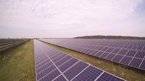 Солнечные батареи обеспечивают чистую возобновляемую энергию в сельской местности — стоковое видео