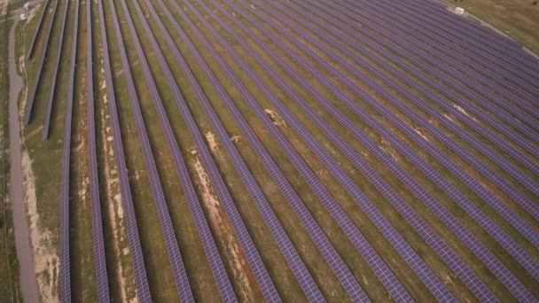 Długie rzędy ogniw słonecznych wytwarzają energię odnawialną na stacji — Wideo stockowe