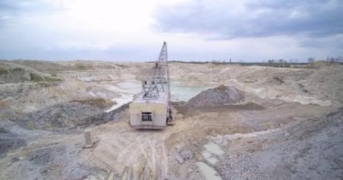 Taş ocağındaki değerli metallerin ve makinelerin açık madenciliği