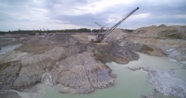 Taş ocağının yukarısındaki metallerin ve makinelerin açık madenciliği