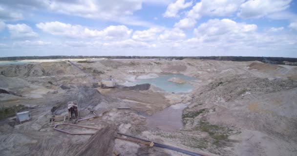 Opencast mijnbouw van industriële metalen in steengroeve op bewolkte dag — Stockvideo