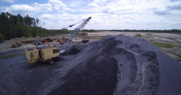 Trabajos de maquinaria para la extracción de metales y minerales en tierra — Vídeo de stock