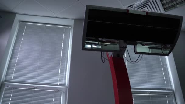 Riesiger Scanner bewegt sich und während der Arbeit blinken die Lichter an und aus — Stockvideo