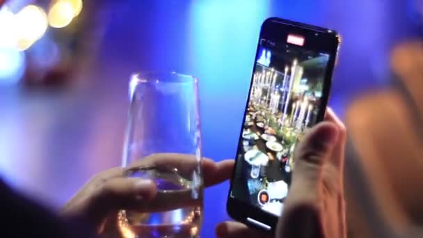 Man films large table with food on banquet in restaurant — Video