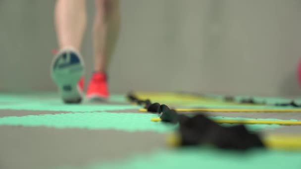 Vrouw doet oefeningen met speciale apparatuur in de sporthal — Stockvideo