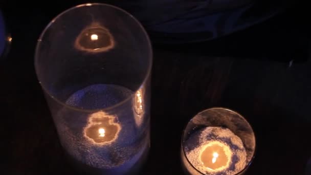 Mdlé světlo svíček hořící a osvětlující restaurace — Stock video