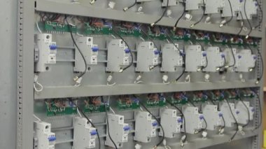 Aşırı akımın yol açtığı kısa devreden korunmak için elektrik devreleri ve kablolarla çevrili. Düğmeleri bağlamak için elektronik ekipmanlı dolap