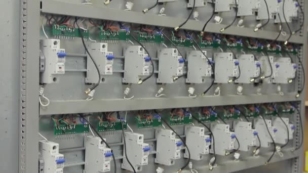 Caja Eléctrica Con Disyuntores Cables Para Proteger Contra Cortocircuitos Causados — Vídeo de stock