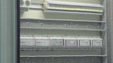 Yüksek voltajlı elektrikli ekipmanlarla çevrili elektrik kabini.
