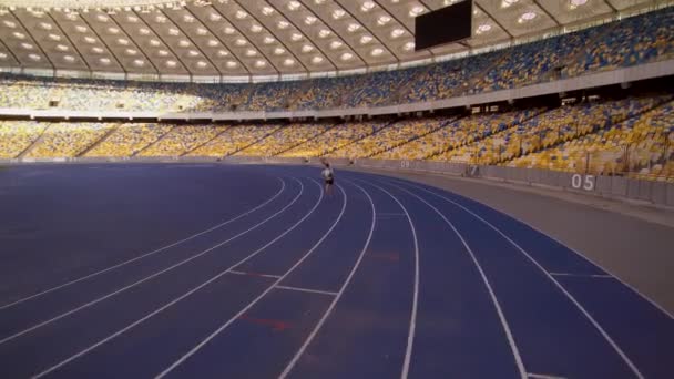 Atleta Corre Pista Longa Torno Grande Estádio Vazio — Vídeo de Stock