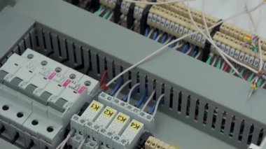 Kısa devre için kablolar ve devre kesicilerle elektrik santral dolabı..