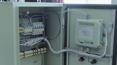 Kablolar ve devre kesicilerle elektrik santral çantası