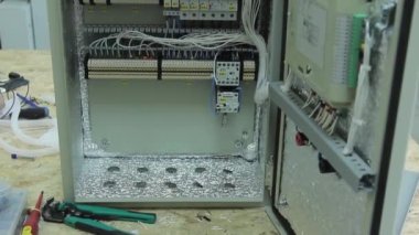 Kısa devreden korunmak için kablolar ve devre kesicilerle elektrik santral dolabı. Yüksek voltajlı elektrikli ekipman içeren açık kasa