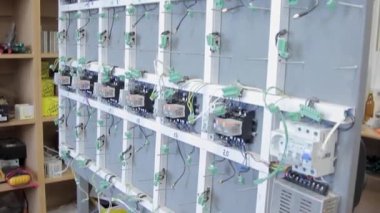 Kablolu ve şalterli elektrik kabini büyük bir stantta. Kısa devre için kablolar ve devre kesicilerle elektrik santral dolabı..