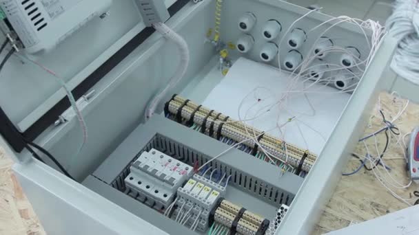 Yüksek Voltajlı Elektrikli Ekipman Içeren Açık Kasa — Stok video