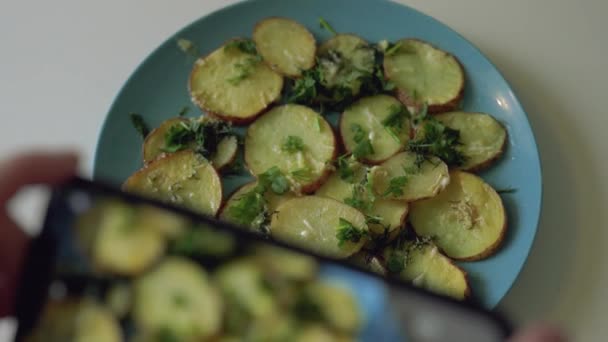 Vrouw Maakt Foto Van Gesneden Aardappelen Met Peterselie Bord — Stockvideo