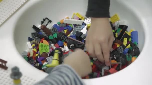 Små Pojkar Leker Med Konstruktör Bygga Fordon — Stockvideo