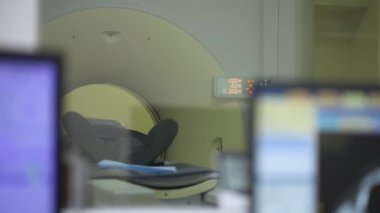 Tomografi çektirmek için CT tarayıcısında yatan kişi