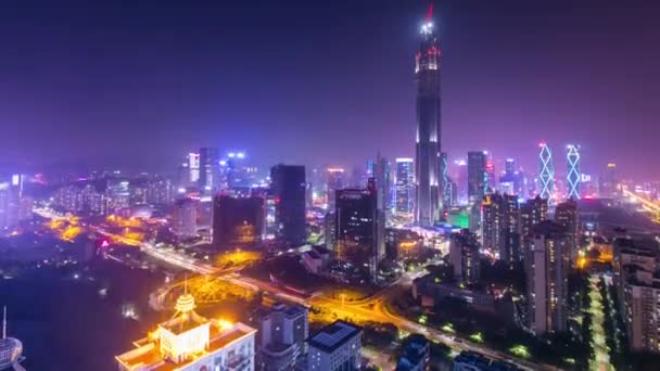 Μεγάλη κινεζική πόλη τη νύχτα με φωτεινά φώτα των κτιρίων — Αρχείο Βίντεο