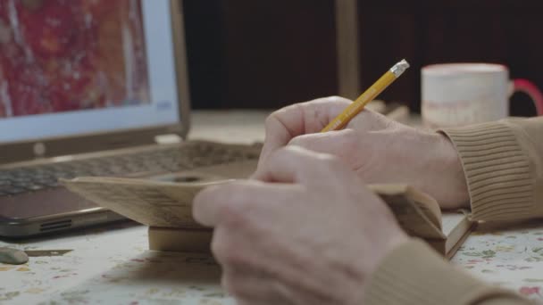 Male hands write notes with pencil in notepad on table — Stock Video