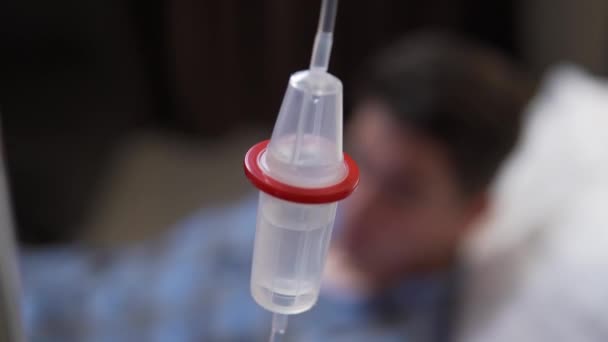 静脉滴注盐水滴在病床上的病人身上 — 图库视频影像