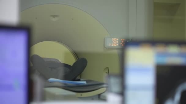 Pessoa deitada em tomografia computadorizada para realização de tomografia no hospital — Vídeo de Stock
