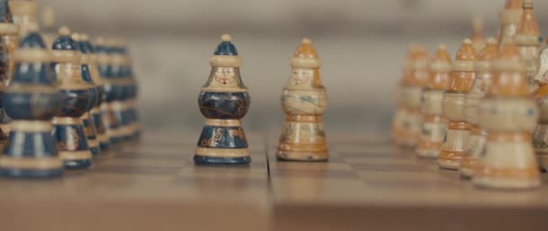 Hráč ruku vezme pěšec bílého návrháře šachy soupeře — Stock video