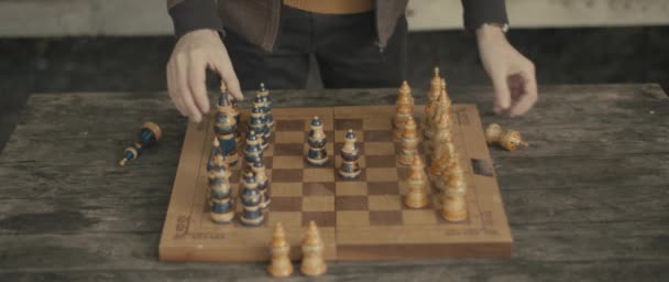 Mãos de homem organizar peças de xadrez no tabuleiro de xadrez em mesa de madeira — Vídeo de Stock