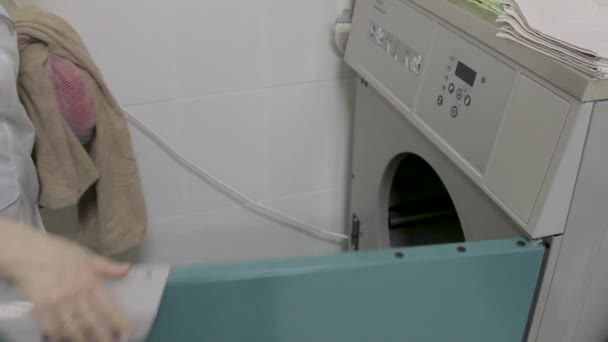 Gospodyni Domowa Bierze Świeże Czyste Ubrania Ręczniki Bębna — Wideo stockowe