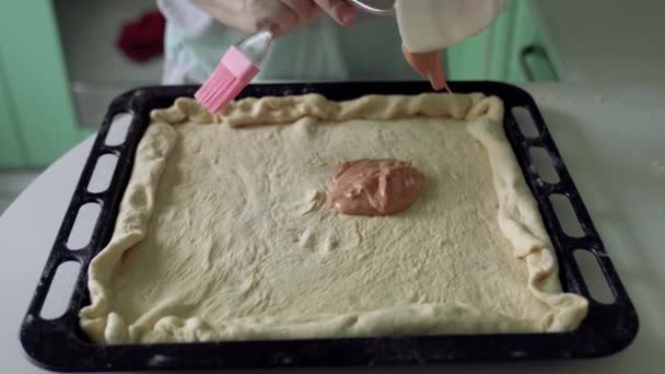 요리용 그릇에 위에서 피자를 만들기 붓으로 소스를 — 비디오