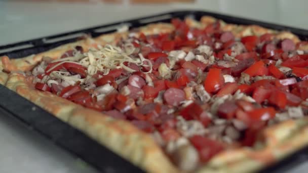 Huisvrouw Gooit Geraspte Kaas Gekookte Pizza Ovenschaal — Stockvideo