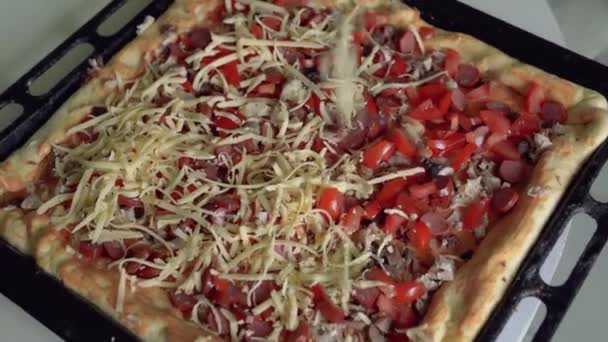 Casalinga Getta Formaggio Grattugiato Sulla Pizza Fatta Casa Cotta Sul — Video Stock