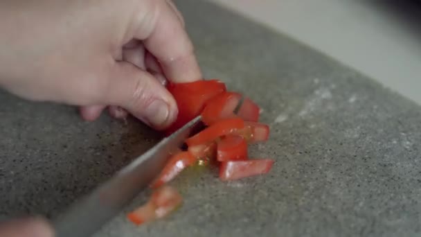 Dona Casa Corta Tomate Fresco Pequenos Pedaços Para Pizza — Vídeo de Stock