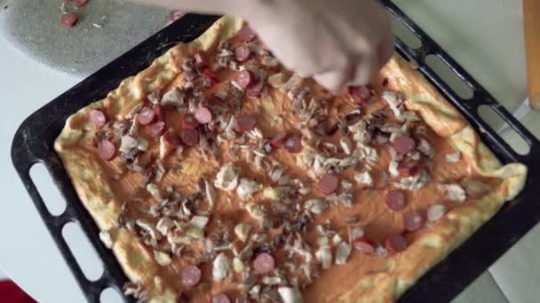 Домогосподарка Кидає Сосиску Основі Тіста Домашньої Піци Піцці Ложки Рука — стокове відео