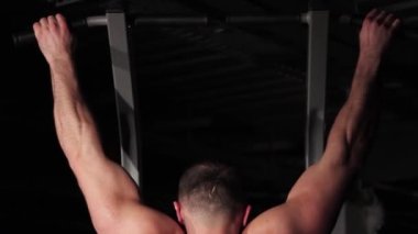Spor salonunda kaslarını şişiren bir adam