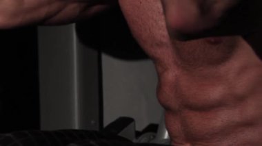 Sporcu basını sallar ve koşu bandına geri döner.